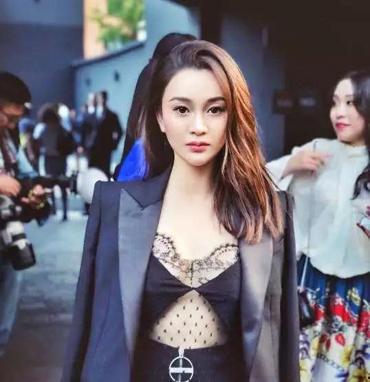 浴袍出镜的娱乐吃瓜博主,揭秘娱乐圈幕后故事